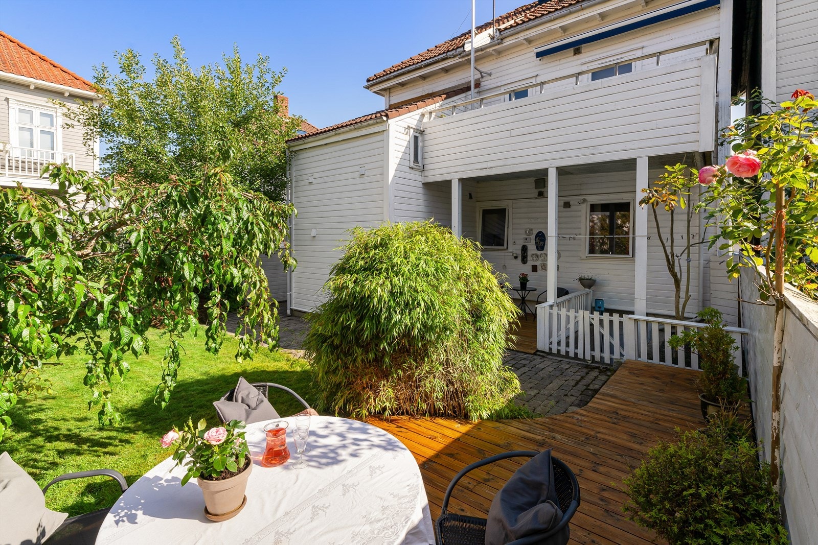 Koselig, skjermet felles hage med gode solforhold, opparbeidet med plen, beplantning og terrasse. Galleribilde