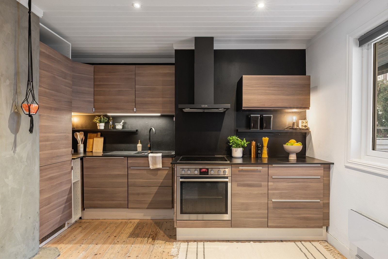 Pent kjøkken med integrert koketopp, stekeovn, oppvaskmaskin, kjøle og og fryseskap. Galleribilde