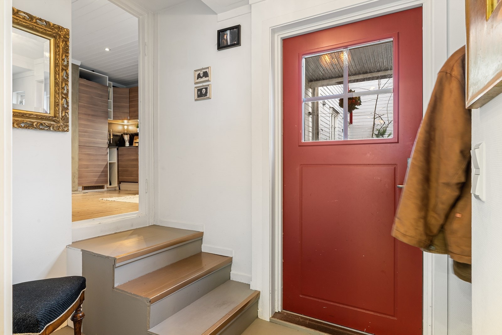 Gang med garderobeplass. Galleribilde