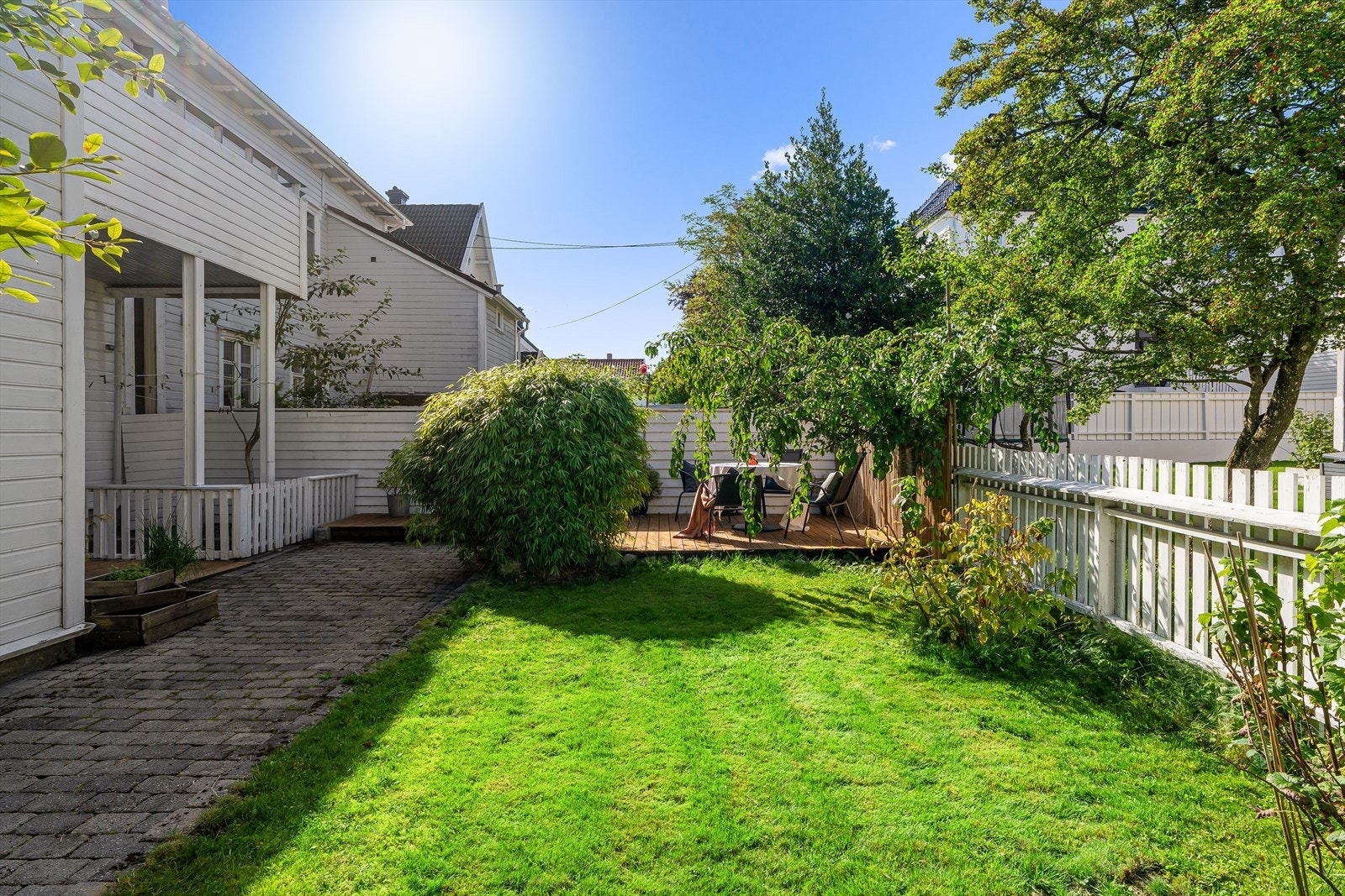 Koselig felles bakgård med terrasse og hage. Galleribilde