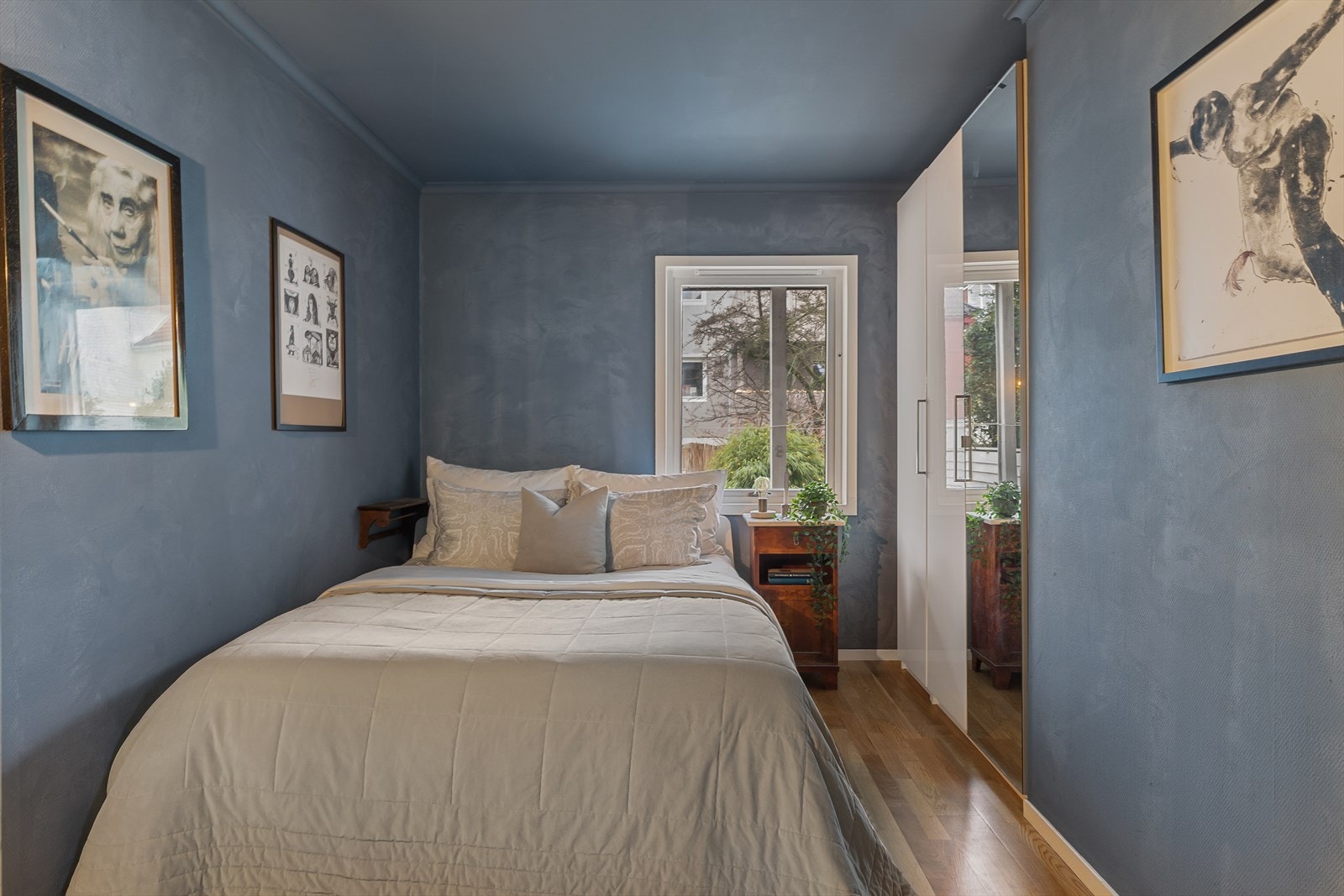 Soverom I med garderobeplass Galleribilde