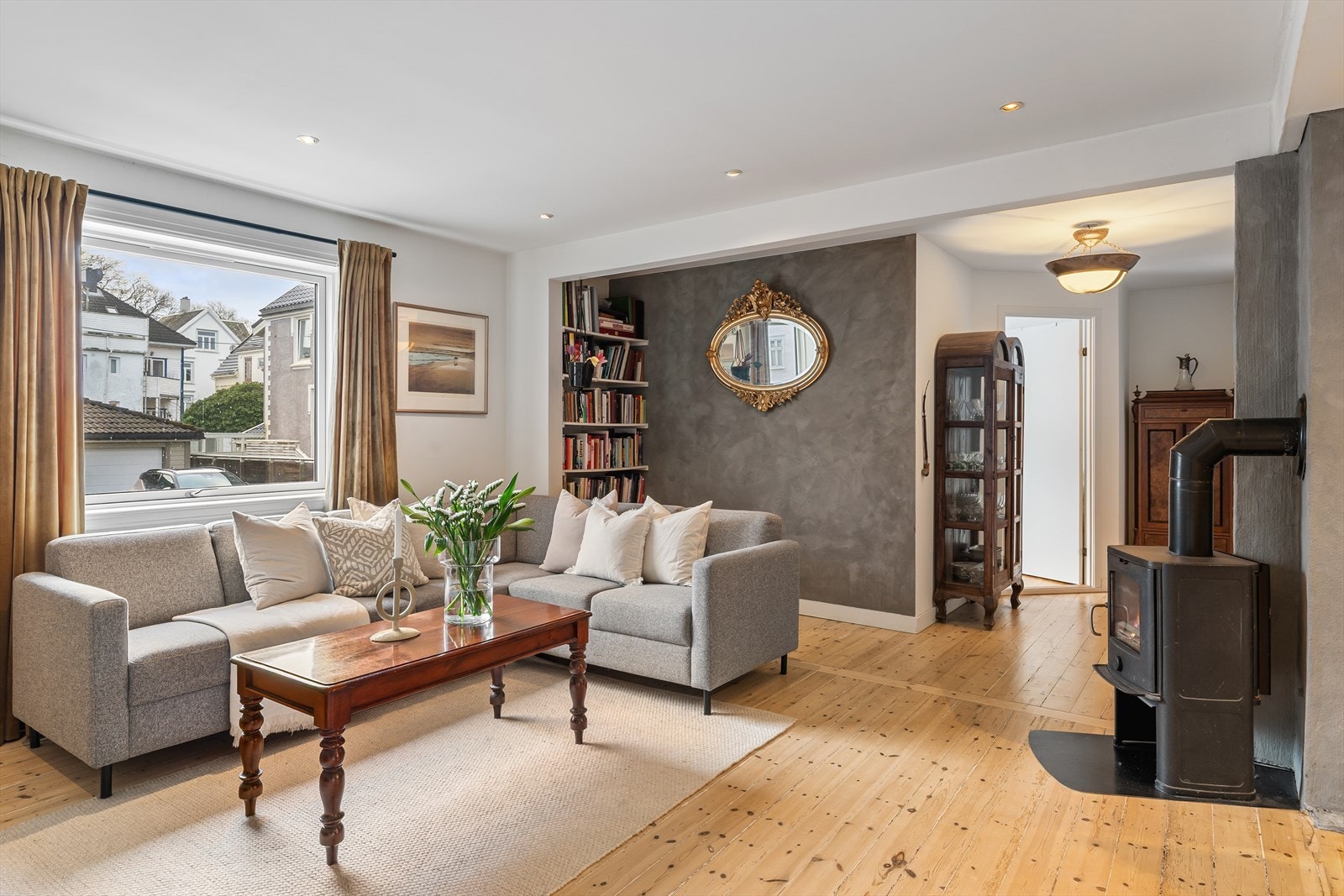 Stue med vedovn og flotte originale gulv. Galleribilde