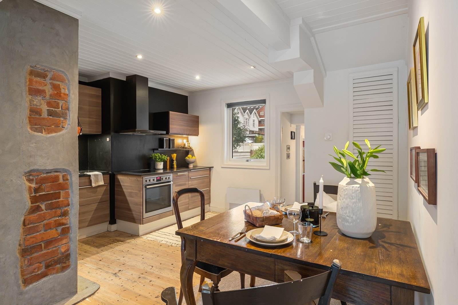 Pent kjøkken med integrert koketopp, stekeovn, oppvaskmaskin, kjøle og og fryseskap. Galleribilde