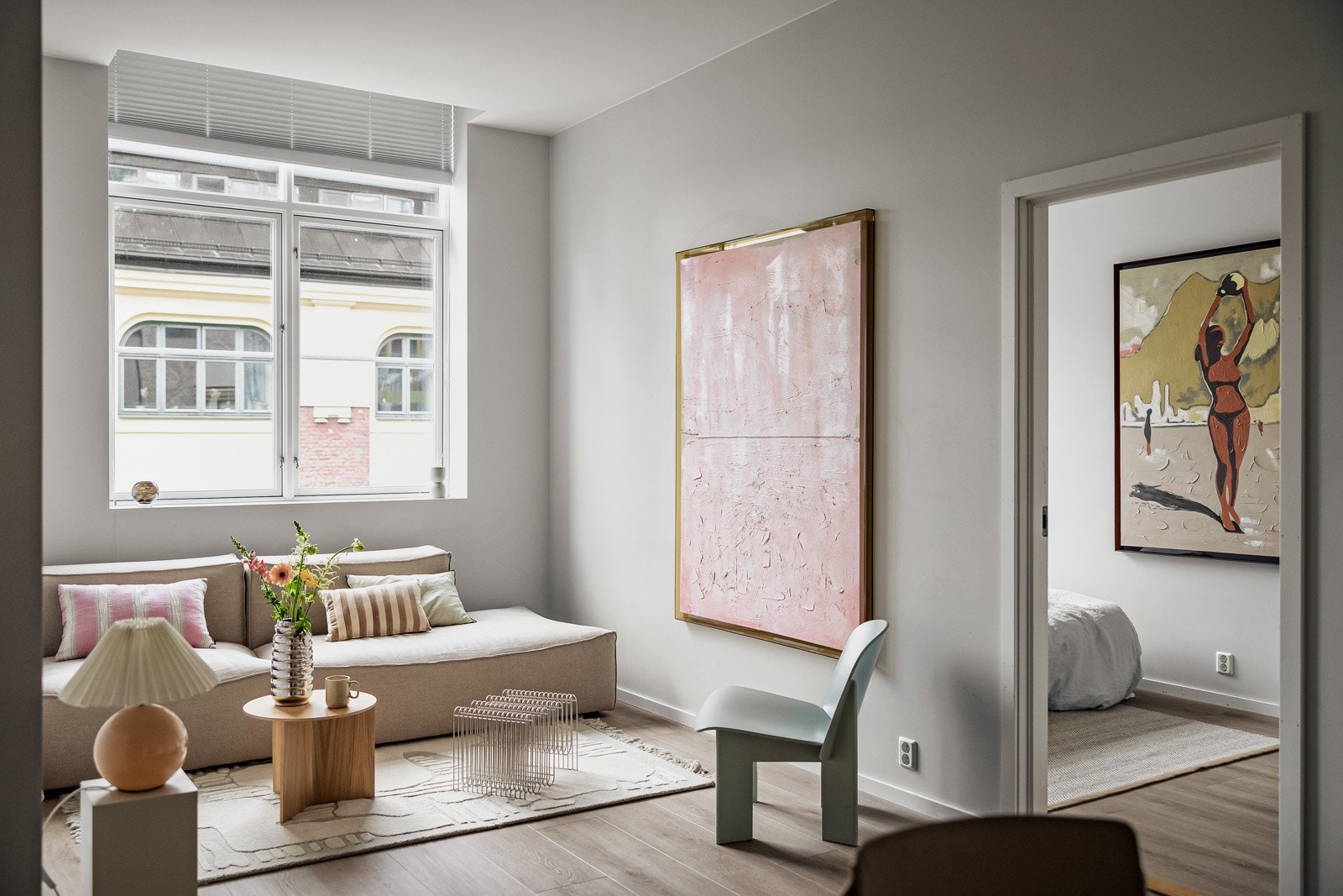 Den store vindusflaten slipper inn rikelig med naturlig lys. Alle vinduene i leiligheten har fine brede vinduskarmer for planter og dekor. Galleribilde