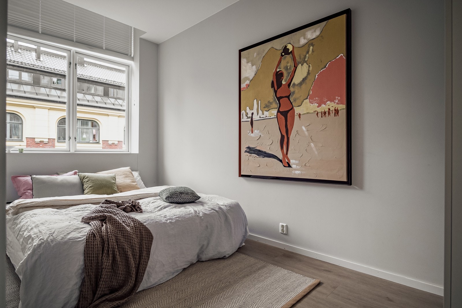 Leiligheten har et lyst og innbydende hovedsoverom. Soverommet har god standard med moderne enstavs laminat på gulv, glatte overflater malt i en tidløs farge og skjult elektrisk anlegg. Galleribilde