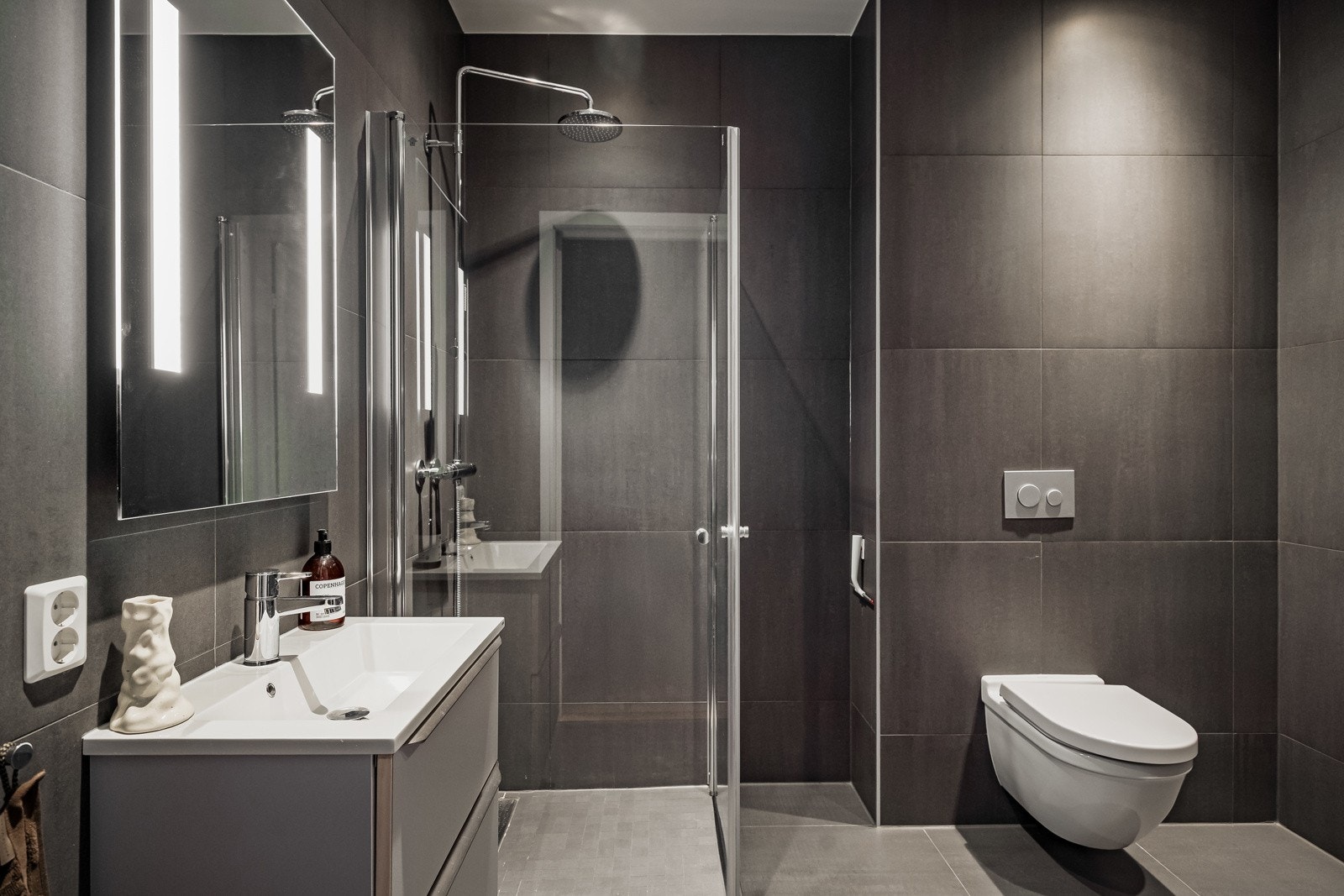 Leiligheten har et lekkert baderom fra 2019. Baderommet har store delikate fliser på gulv og vegger, elektriske varmekabler, downlights i himlingen og avtrekk via balansert ventilasjon. Galleribilde