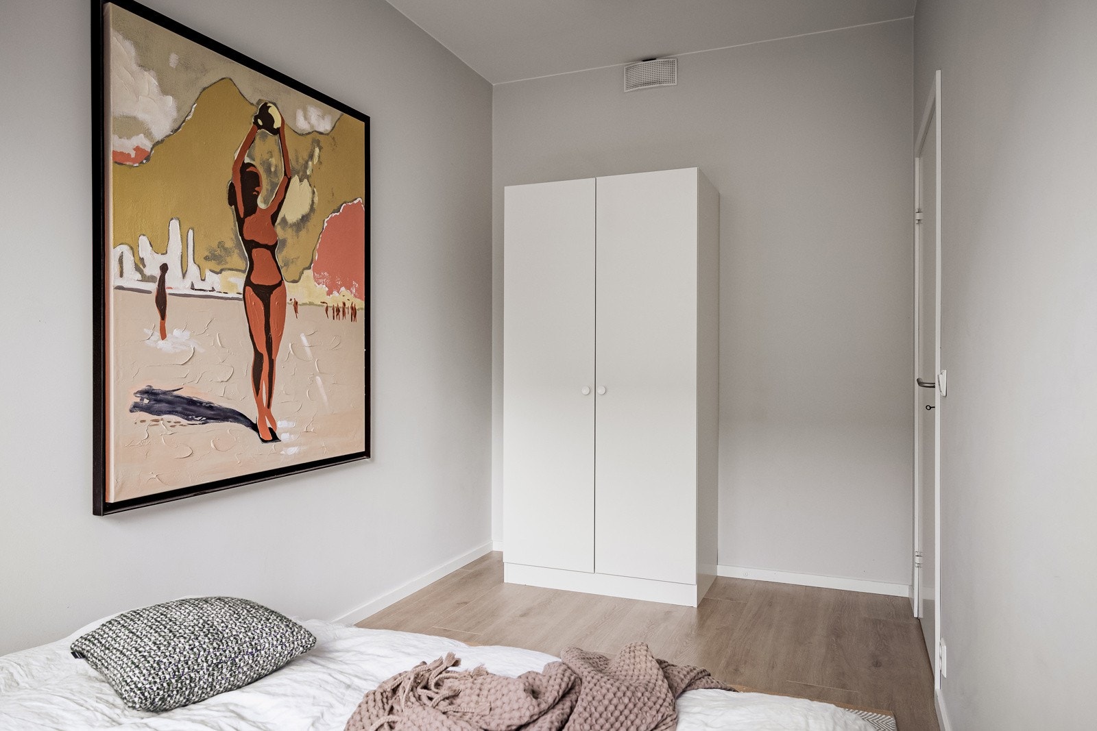 Det er også plass til en kontorpult eller kommoder, samt oppbevaringsplass i medfølgende garderobeskap. Galleribilde