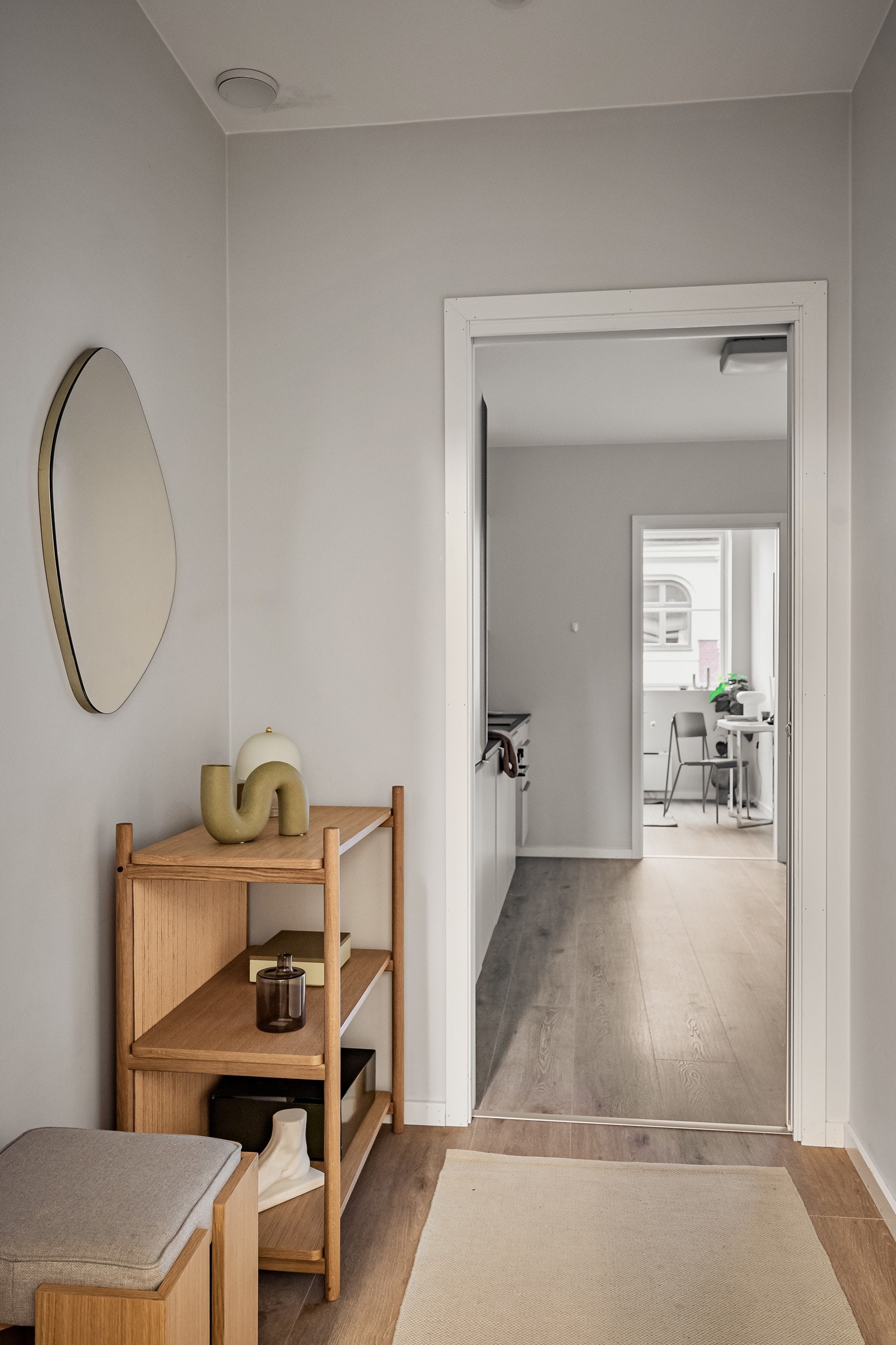 Når du trer inn i leiligheten, møtes du av en lys og innbydende entré som gir et svært godt førsteinntrykk. Entréen har god plass til garderobeløsninger tilpasset egne ønsker og behov. Galleribilde