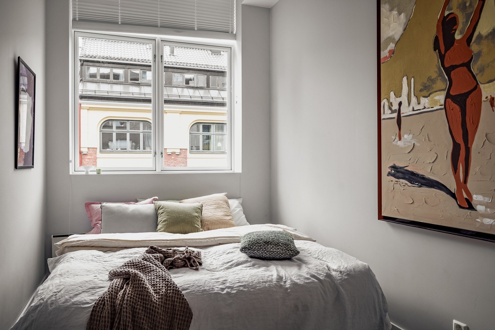 Soverommet har en bredde på ca. 229 cm som gir naturlig plass til dobbeltseng med tilhørende nattbord. Flott naturlig lysinnslipp fra stort vindu. Galleribilde