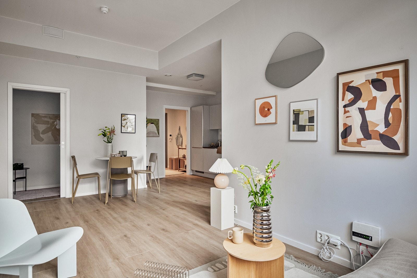 Stuen er enkel å møblere med sofagruppe med salongbord, mediemøblement med tv og et spisebord i tilknytning til kjøkkenet. Galleribilde