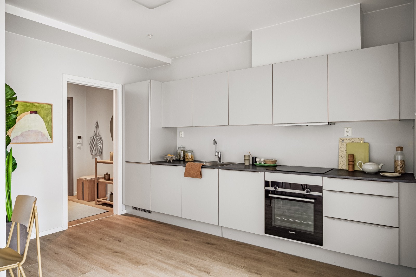 Stilrent og moderne HTH-kjøkken fra 2019 med god skap- og benkeplass. Innredningen har lyse glatte fronter med soft-close og laminert benkeplate med nedfelt oppvaskkum. Galleribilde