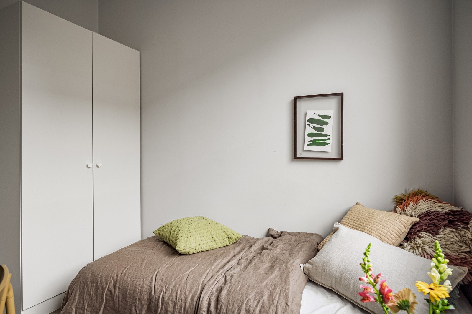 På soverommet har du plass til seng, kontorpult og oppbevaringsplass i medfølgende garderobeskap. Galleribilde