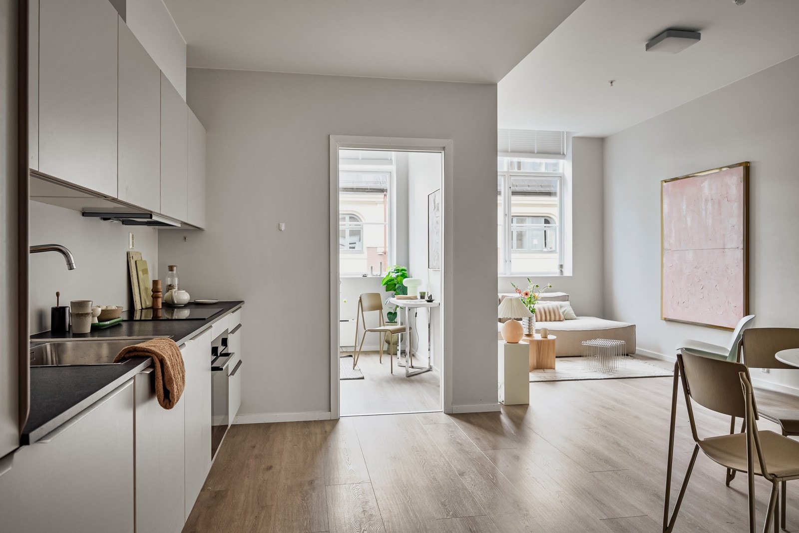 Kjøkkenet er fullt utstyrt med medfølgende integrerte hvitevarer som nedfelt induksjonstopp, stekeovn, oppvaskmaskin og kjøleskap med frysedel. Det er avtrekk via balansert anlegg. Galleribilde