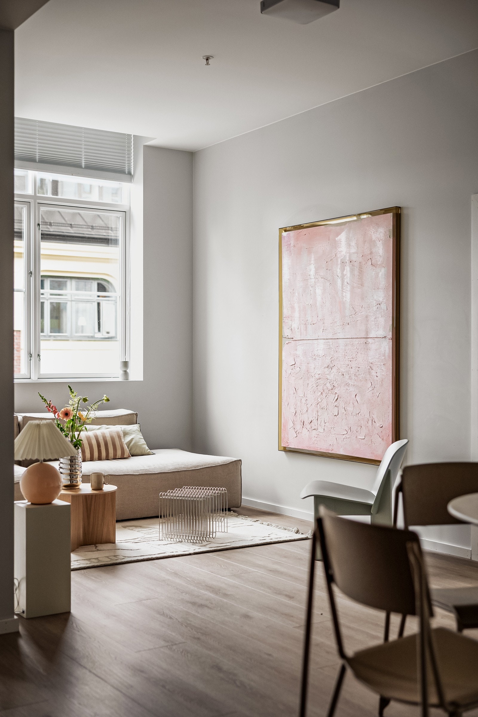 Lysinnslippet sammen med den gode takhøyden gir en luftig romfølelse. Galleribilde