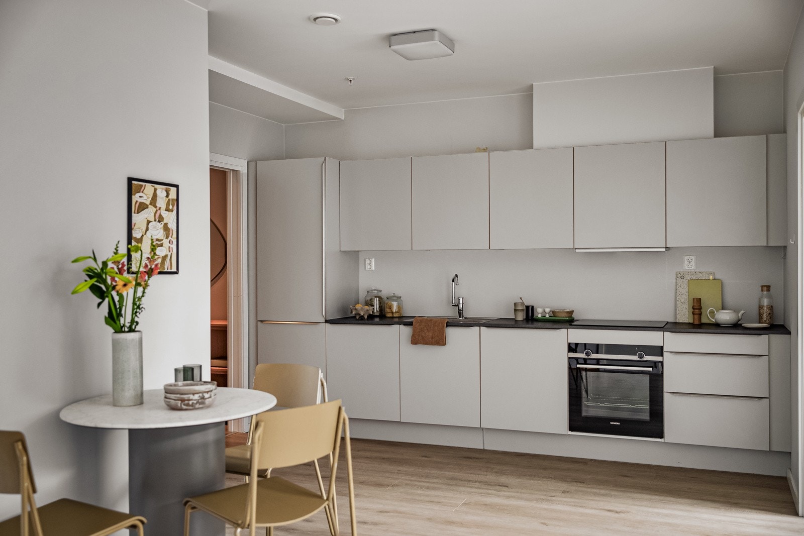 Kjøkkenet ligger i en fin delvis åpen løsning med stuen, naturlig tilbaketrukket, men likevel åpent og sosialt. Galleribilde