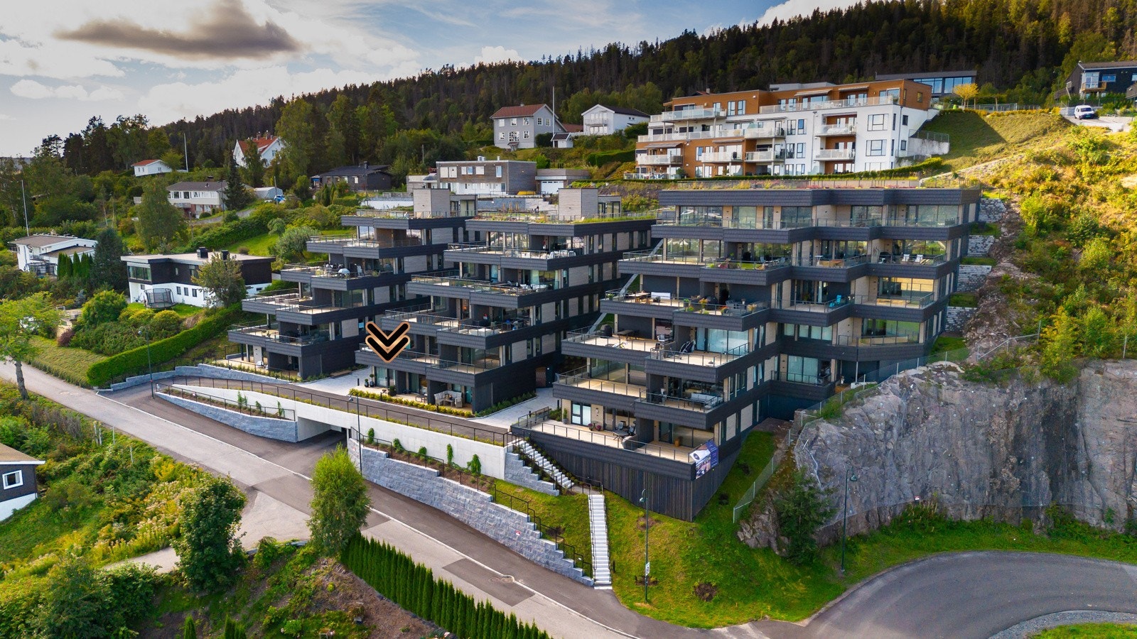 Privatmegleren ved Morten Liavaag har gleden av å presentere denne store og lekre 3-roms leiligheten fra 2024 med store vinduer, hjørneterrasse og garasjeplass beliggende på Stoppenkollen i Lier. Galleribilde