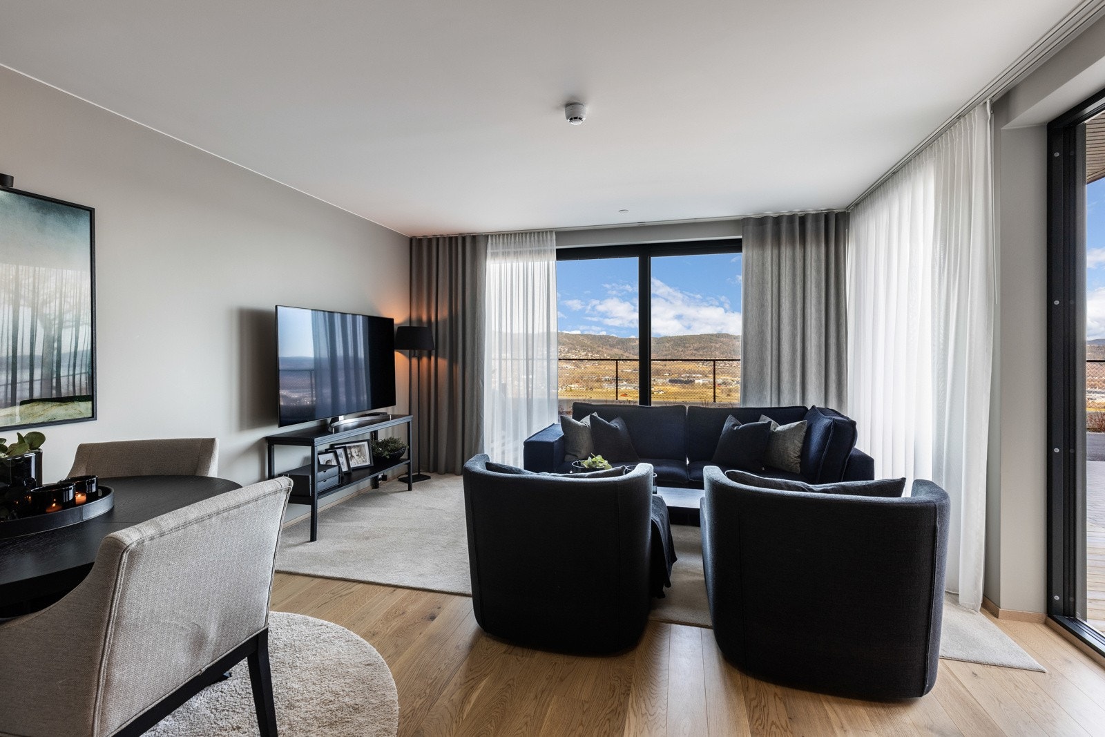 Vinduene vender mot to himmelretninger og rammer inn utsikten over Lierdalen og Drammensfjorden. Galleribilde