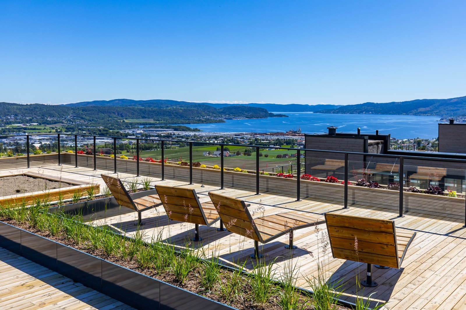 Takterrassene er i en klasse for seg med flotte sitteplasser og solsenger, samt lekeapparater for de minste. Galleribilde