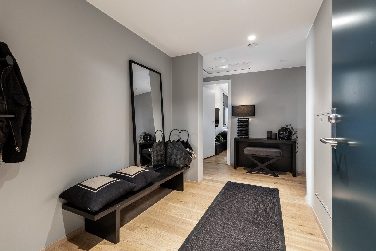 Gulvet har vannbåren varme og enstavs parkett, mens veggene har gråmalte gipsplater. Det er listefri overgang til himling med downlights. Galleribilde