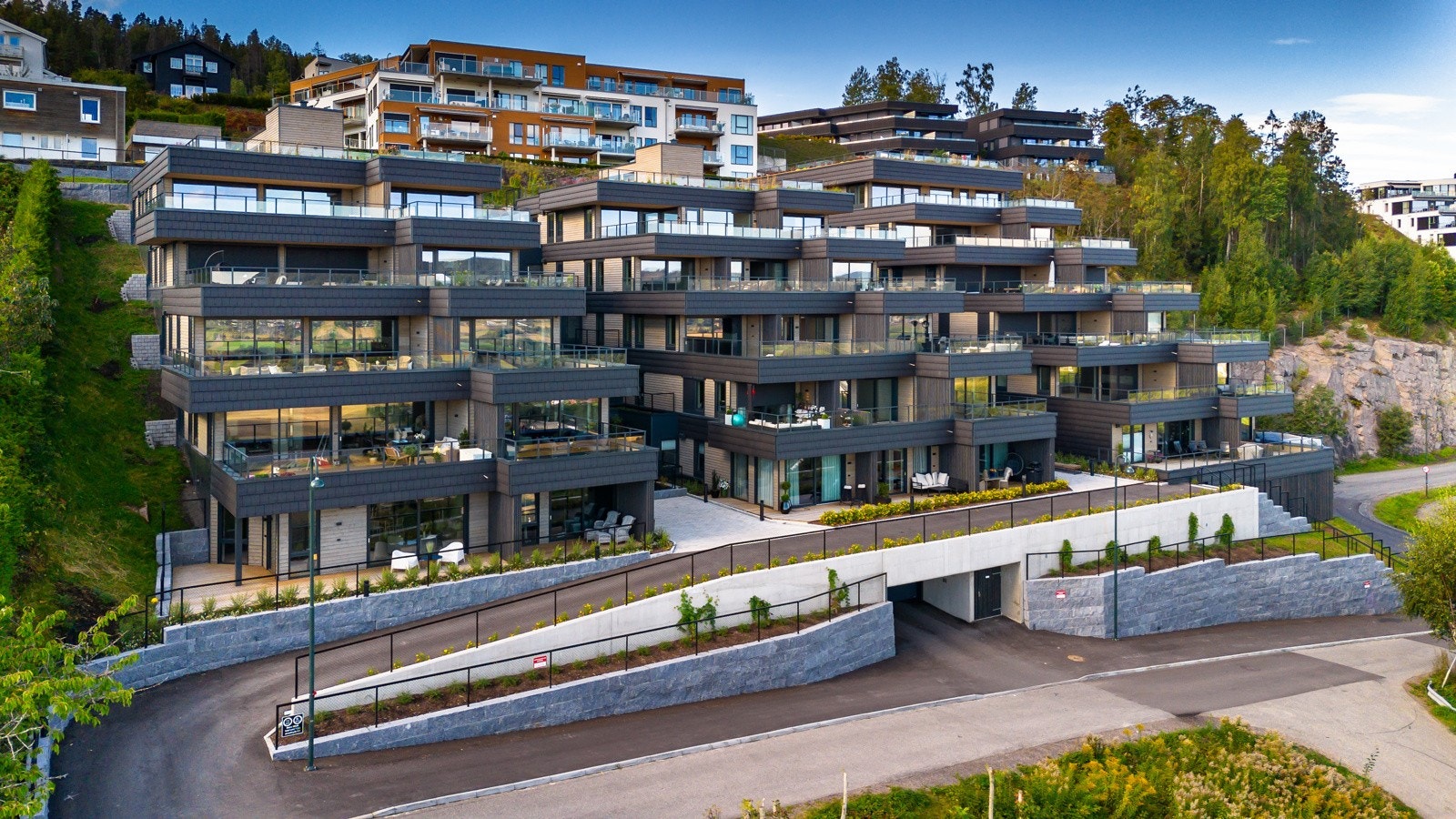 Nærmeste bussholdeplass er Stoppen, som ligger ca. 800 meter fra leiligheten. Det er under 10 min med bil til både Brakerøya og Lier togstasjon. Galleribilde