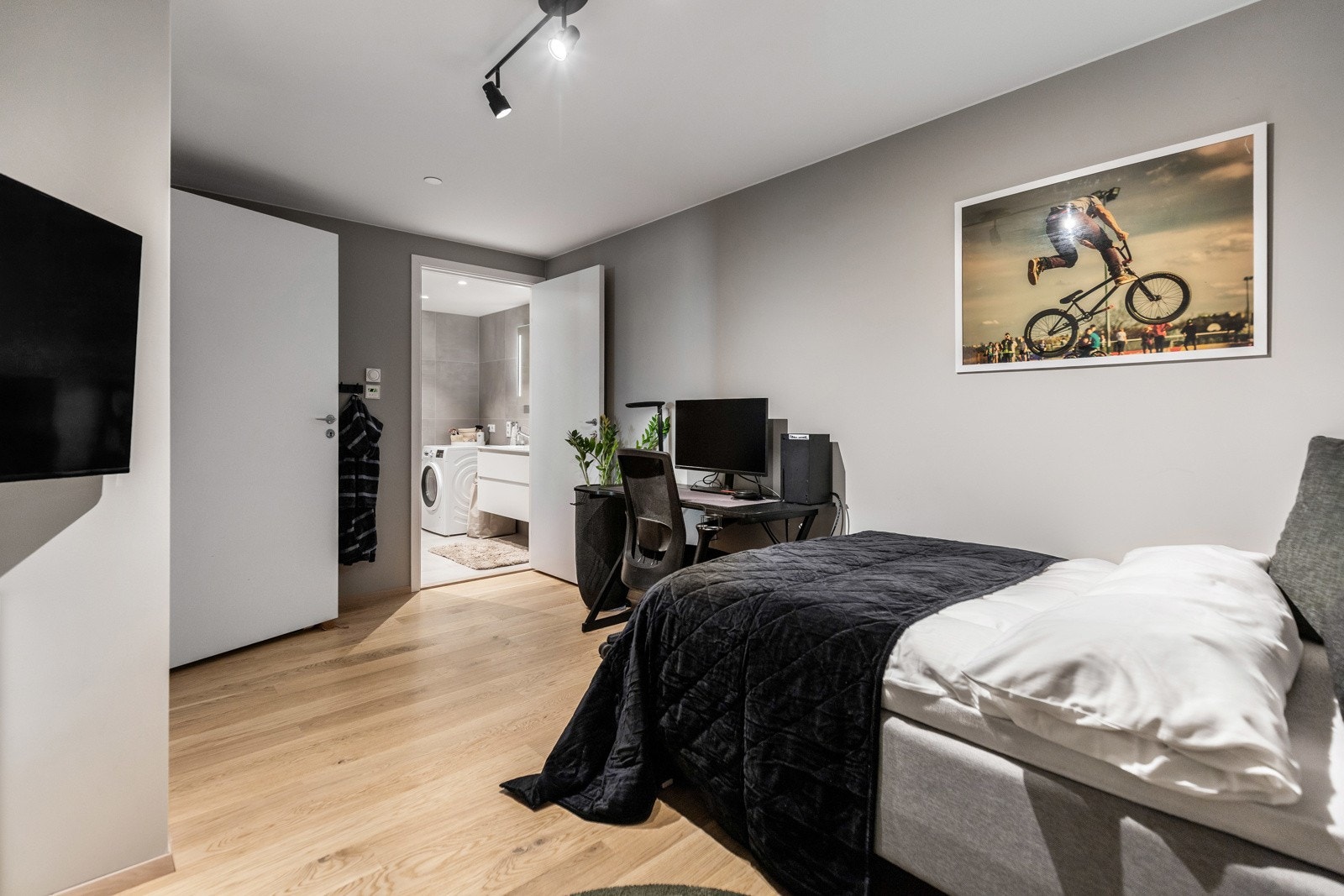 Det innredede rommet er perfekt å benytte som bl.a. tv-stue, trimrom, kontor eller gjesterom. Galleribilde