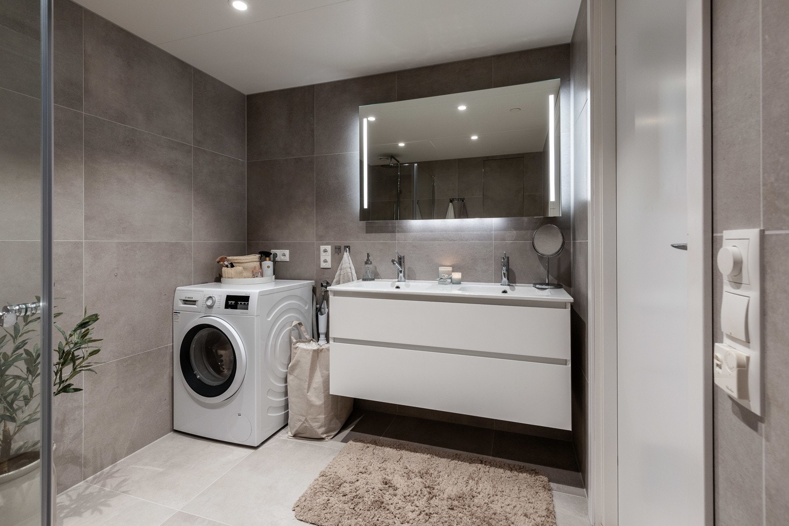 Leiligheten har et delikat bad med gjennomført stil. Galleribilde