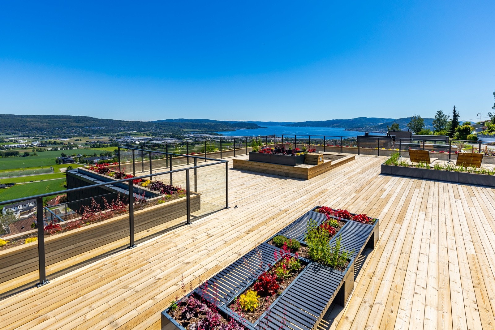 Solen kan nytes til langt på kveld og utsikten er rett og slett spektakulær. Galleribilde