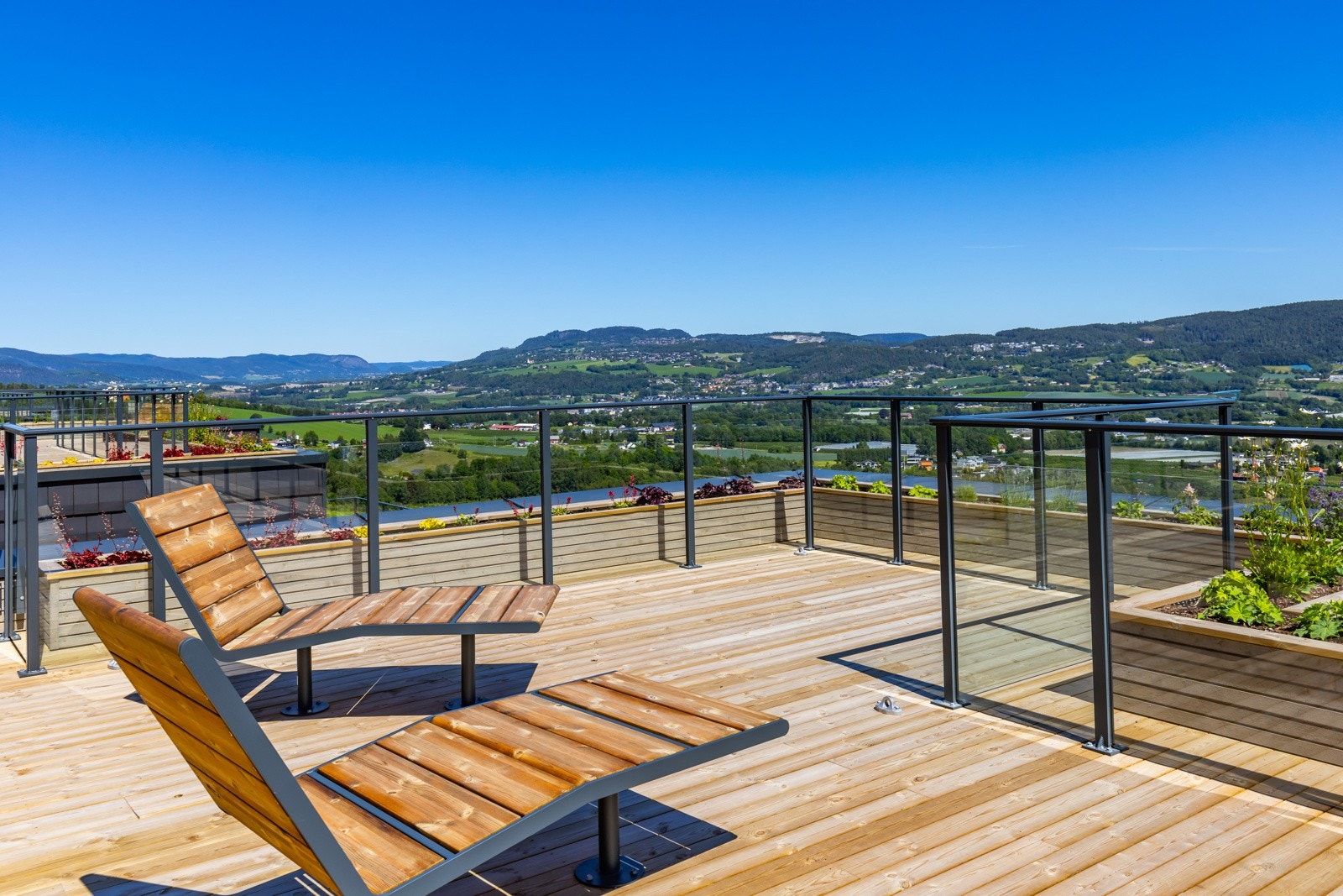 Uteplassene legger alt til rette for grilling, hygge og avslapning med gode naboer - uansett alder. Galleribilde