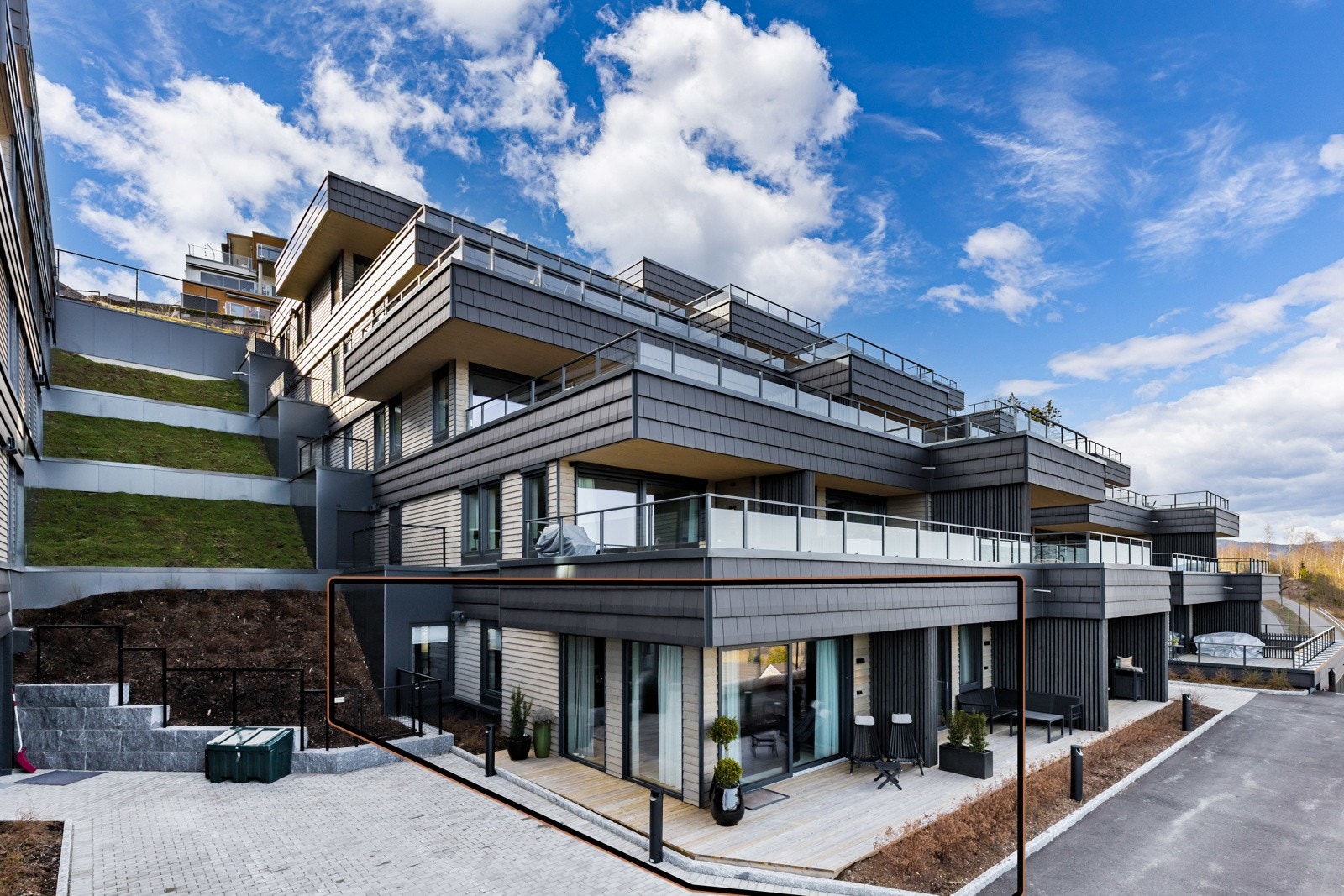 Leilighetskomplekset har gjennomtenkte og svært tiltalende uteområder, som kombinerer privatliv, sosiale soner og helt unik utsikt. Galleribilde