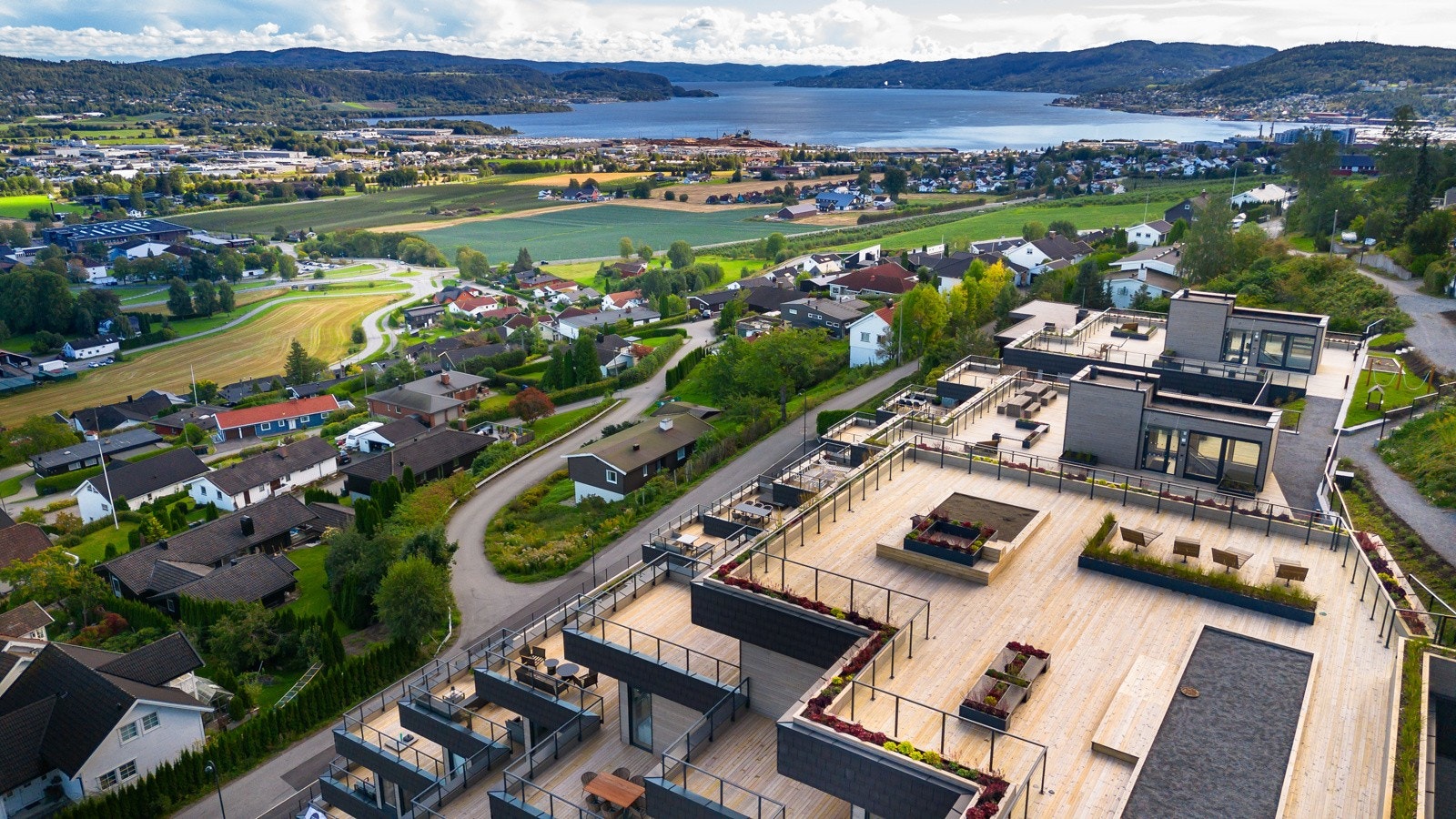 Bygget er godt plassert i terrenget, og ligger luftig og solrikt til på et høydedrag med fantastisk flott utsikt over Drammenselva og vakre Lierdalen. Galleribilde
