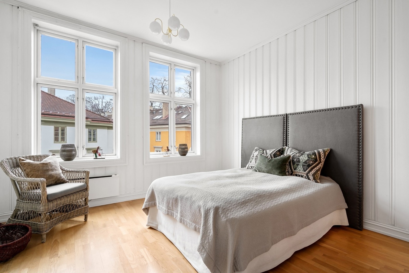 Hovedsoverommet er svært romslig, med god plass til dobbeltseng, nattbord og garderobe. Galleribilde