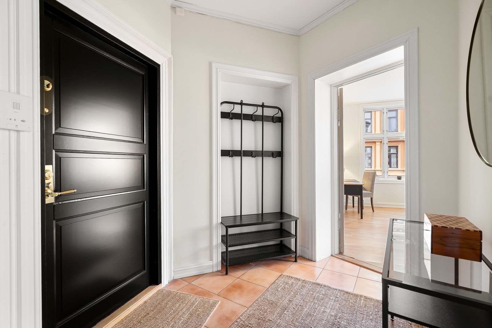 Romslig entré med god plass til å henge fra seg yttertøy og sette fra seg sko. Galleribilde