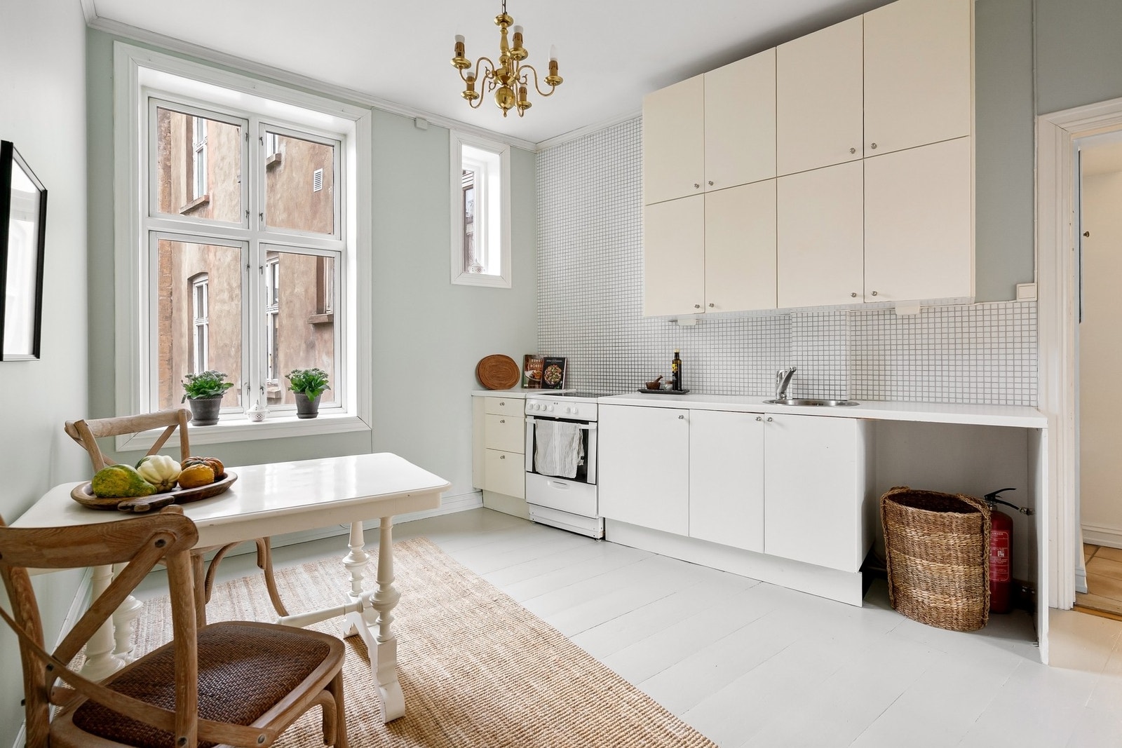 Kjøkkeninnredning med laminerte skrog og slette fronter, samt laminat benkeplate med nedfelt oppvaskkum. Galleribilde