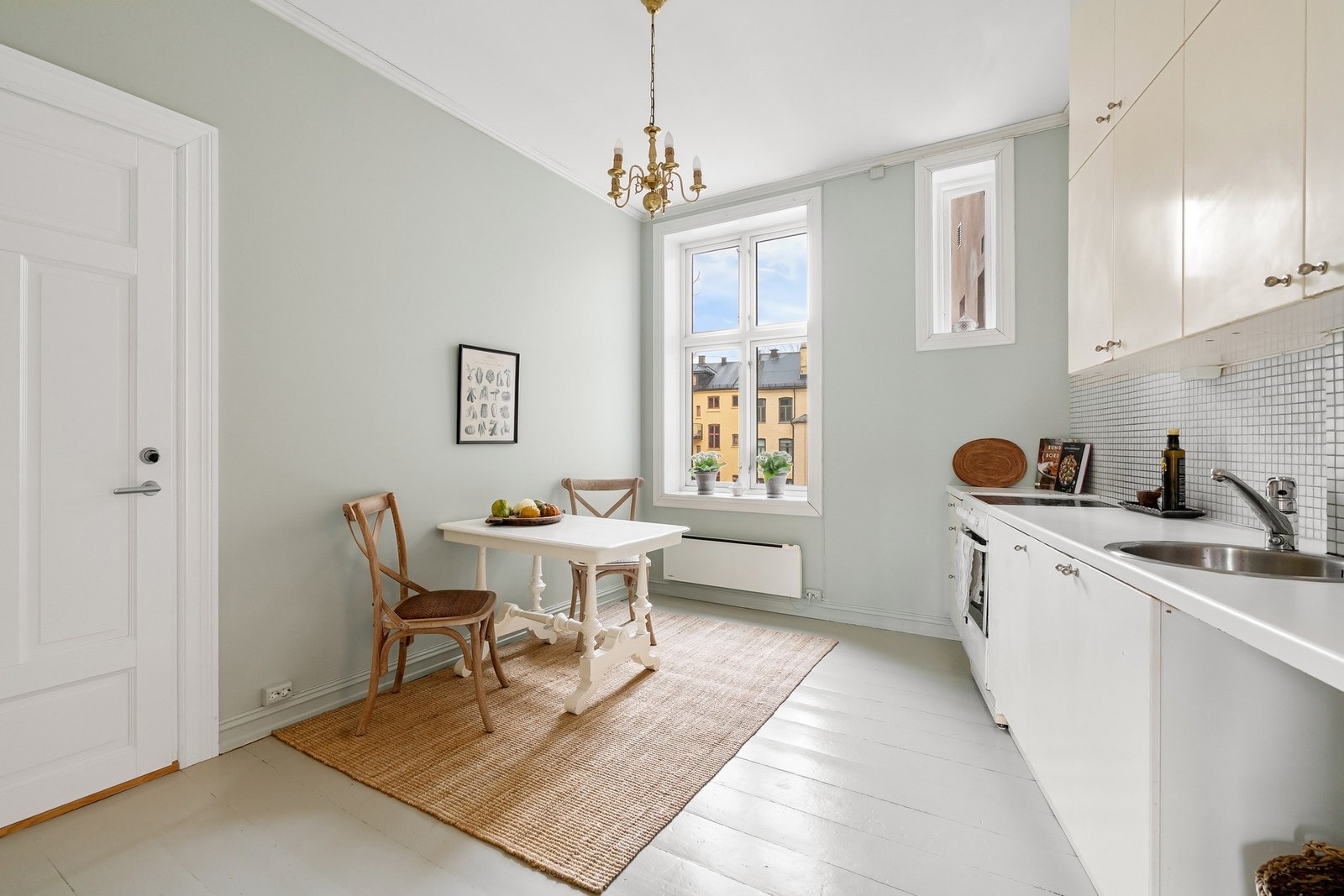 Separat kjøkken med plass til spiseplass. Galleribilde