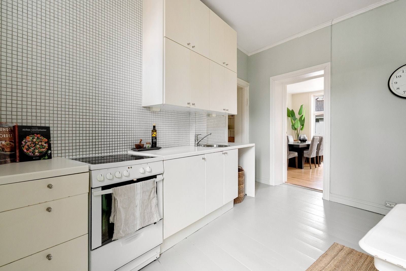 Kjøkkenet har nisjer tilpasset både komfyr og oppvaskmaskin. Galleribilde