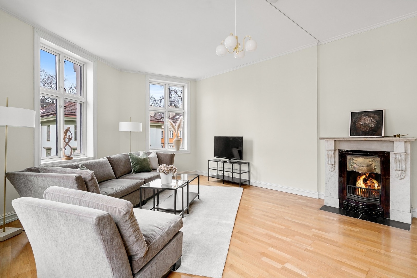 Lys hjørnestue med gode møbleringsmuligheter, og plass til stor sofagruppe med tilhørende møblement. Galleribilde