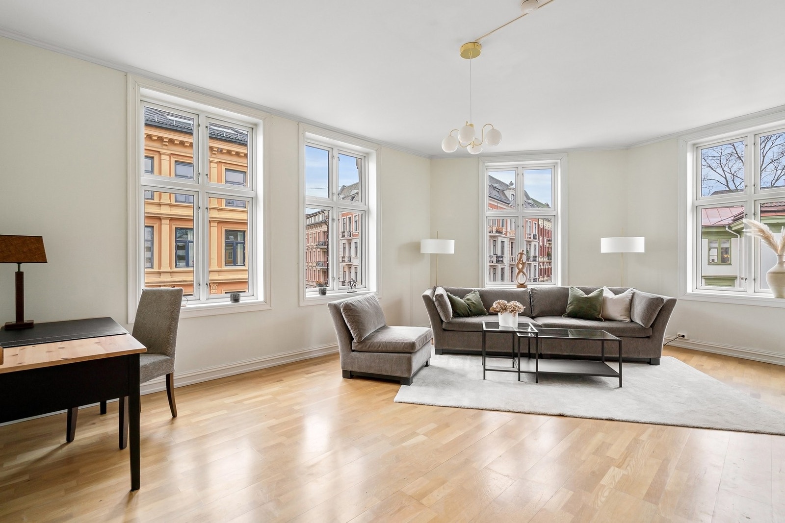 Rommene i leiligheten oppleves åpne og luftige, med store vindusflater og generøs takhøyde. Galleribilde