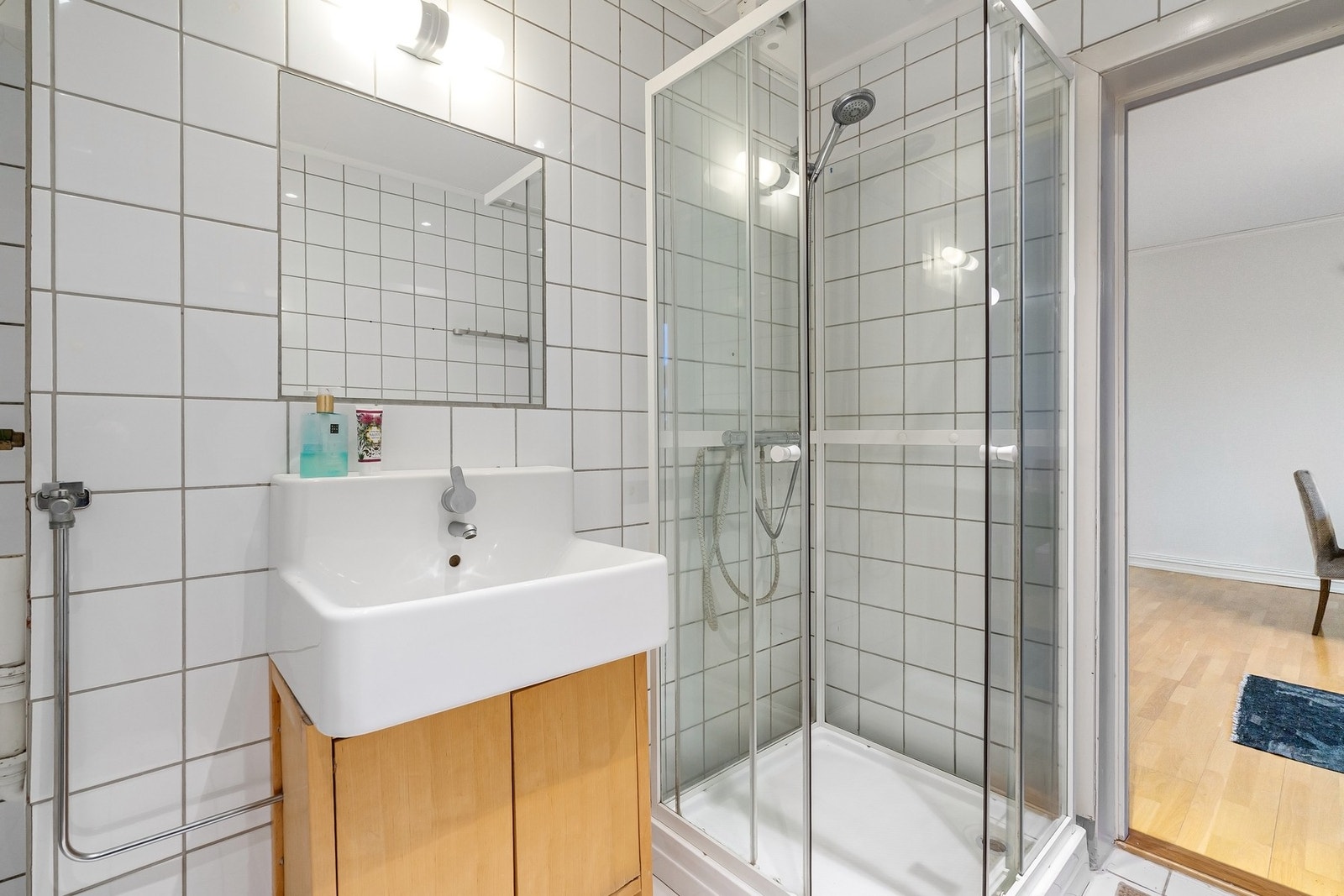 Baderommet har opplegg for vaskemaskin og er utstyrt med en elektrisk styrt avtrekksvifte. Galleribilde