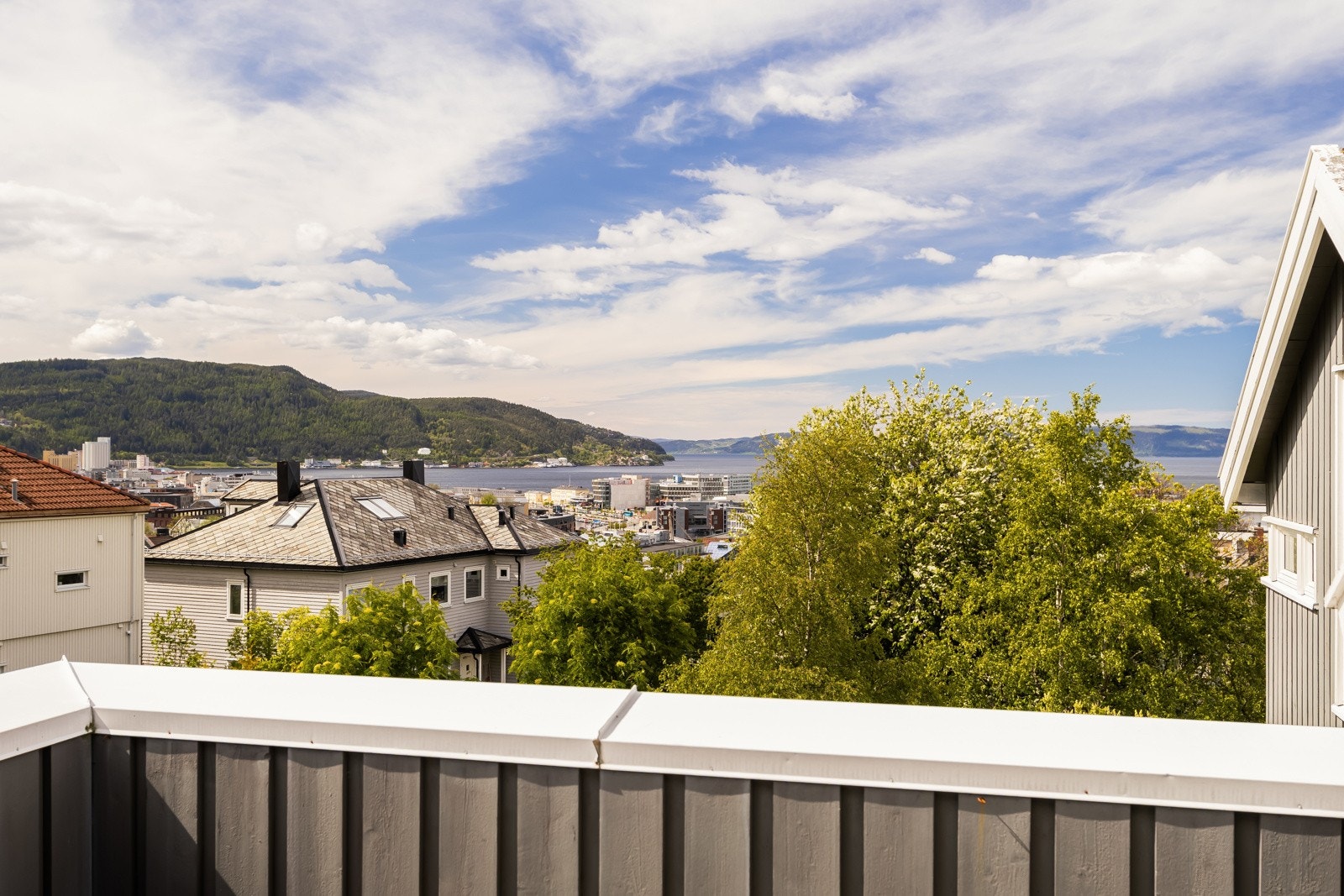 Ypperlige utsiktsforhold over byen og fjorden. Galleribilde