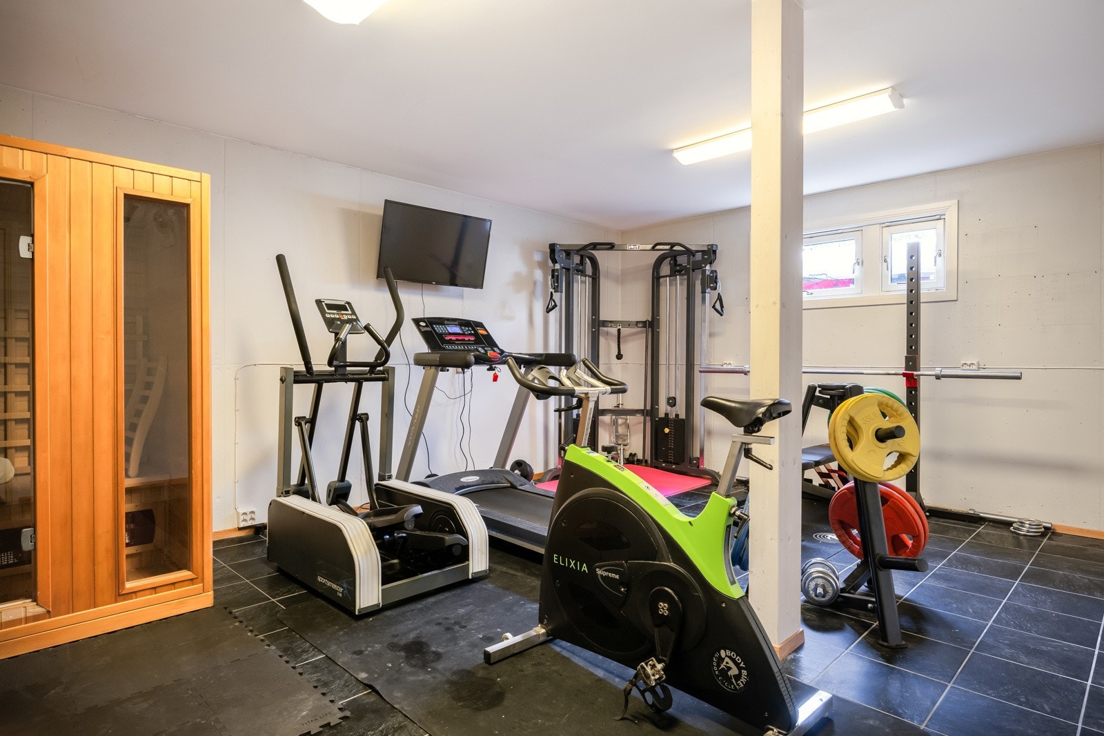 Flotte fasiliteter med hobbyrom på ca. 26 kvm som har blitt benyttet som treningsrom. Formidabel lagringsplass med tre innvendig boder ved treningsrommet, samt bod i bakkant av dobbelgarasjen. Galleribilde