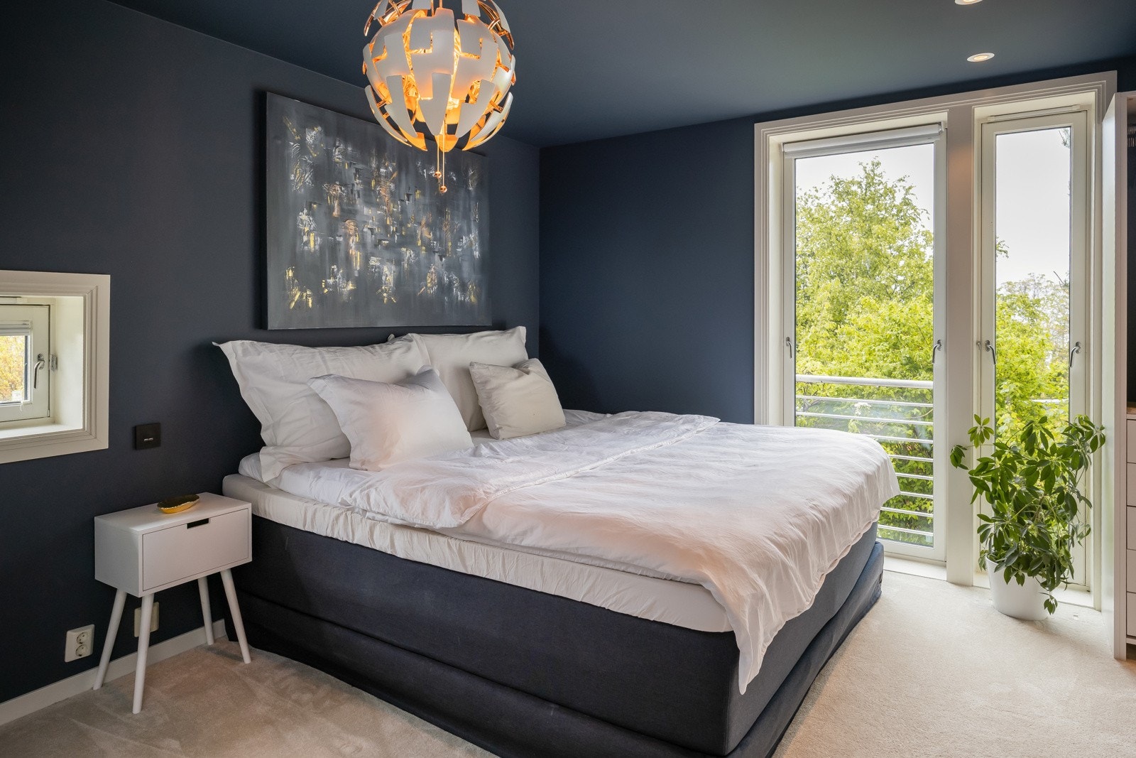 Hovedsoverom i hovedetasjen med en suiteløsning med privat bad og to separate walk-in-garderober. Galleribilde