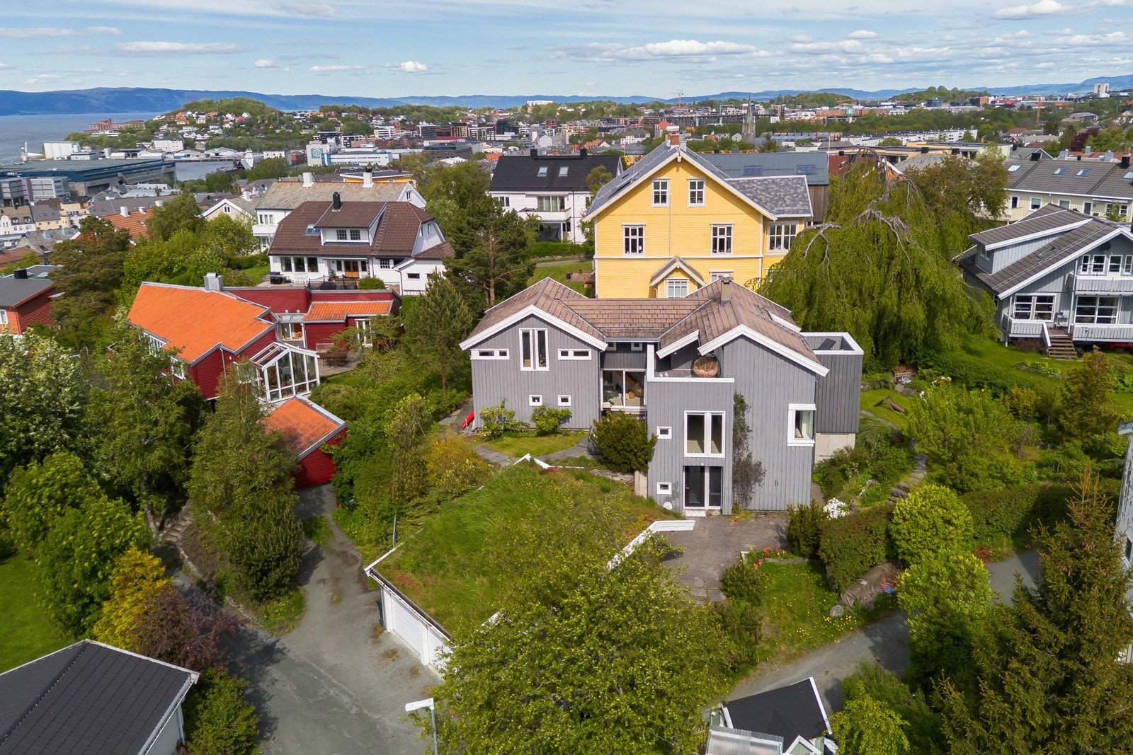 Godt med parkeringsmuligheter med dobbelgarasje, carport og fire biloppstillingsplasser. Galleribilde