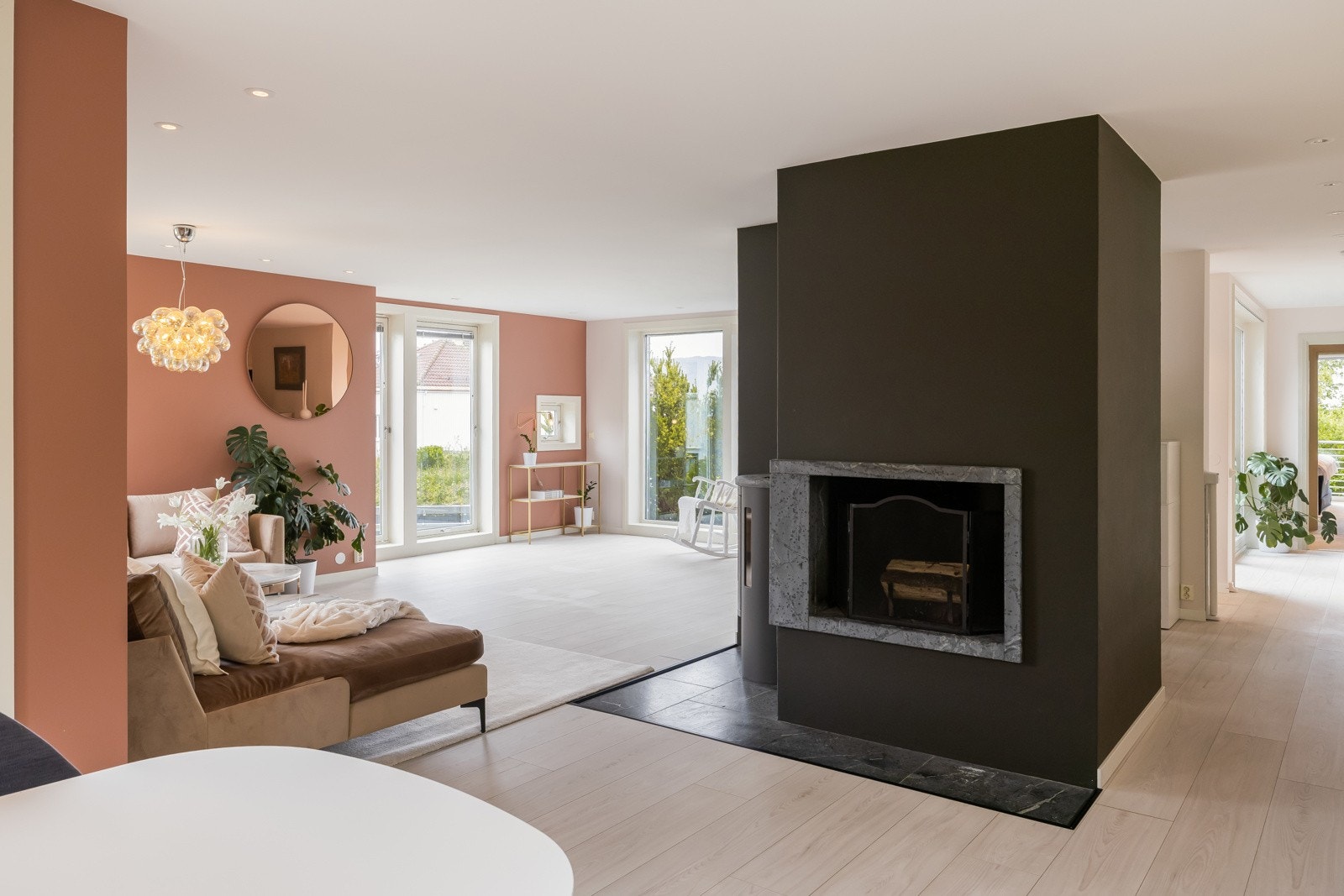 Godt med vindusflater med masse naturlig innlys, og samtidig skjermet for innsyn med sin tilbaketrukne plassering. Galleribilde