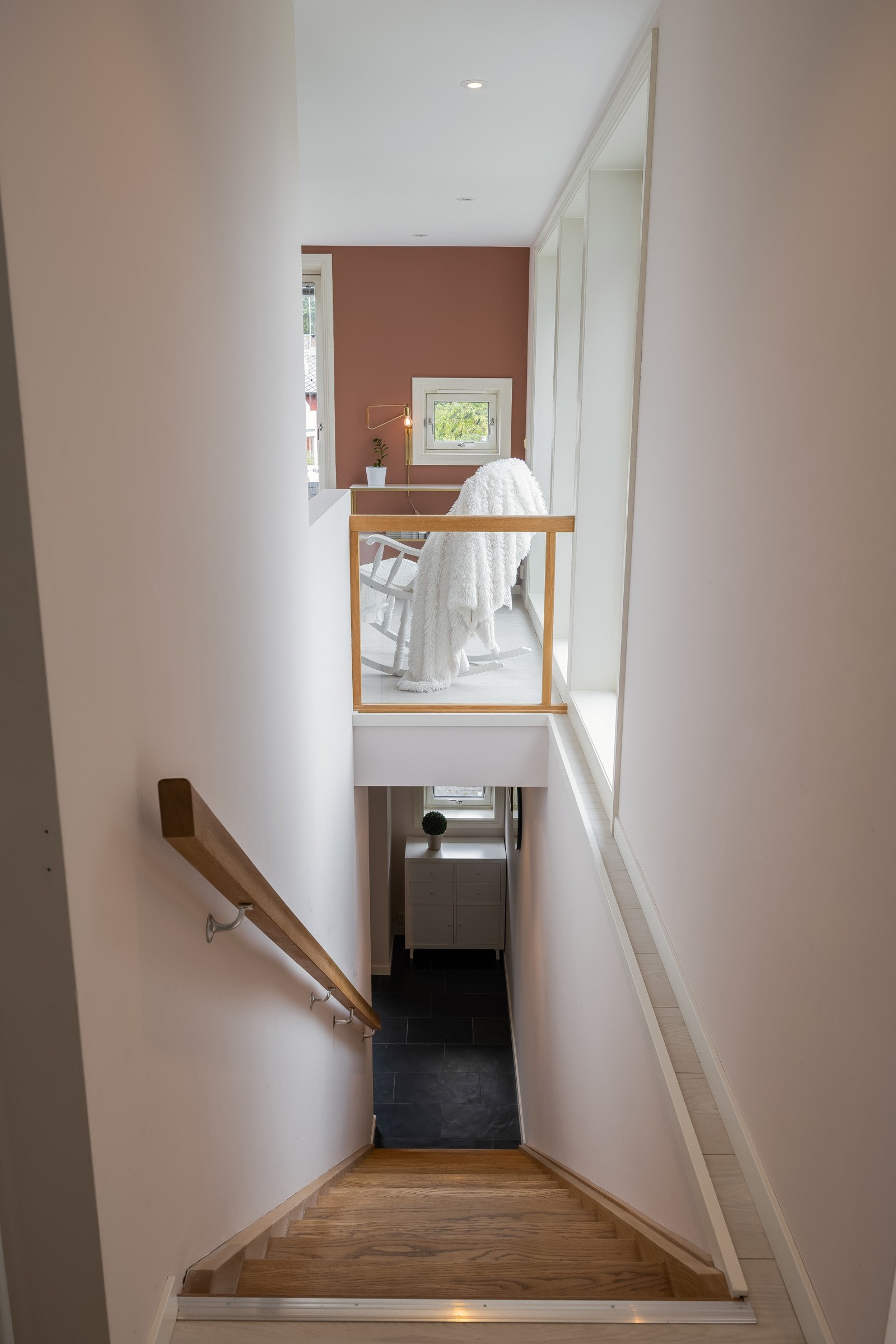 Lys trappeforbindelse mellom 1.etasje og hallen ved inngangspartiet. Galleribilde