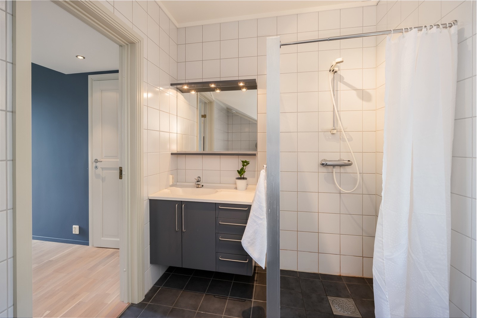 Flislagt bad i loftsetasjen med lett tilgang fra soverommene. Galleribilde