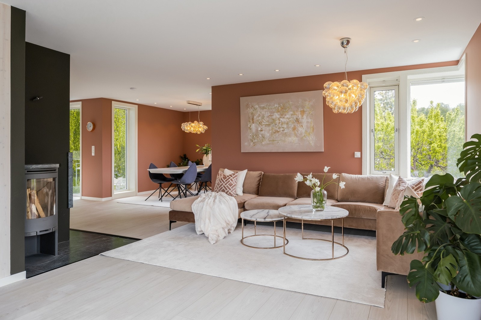 Innbydende og romslig stue med areal på ca. 69 kvm totalt og svært god boltreplass. Galleribilde