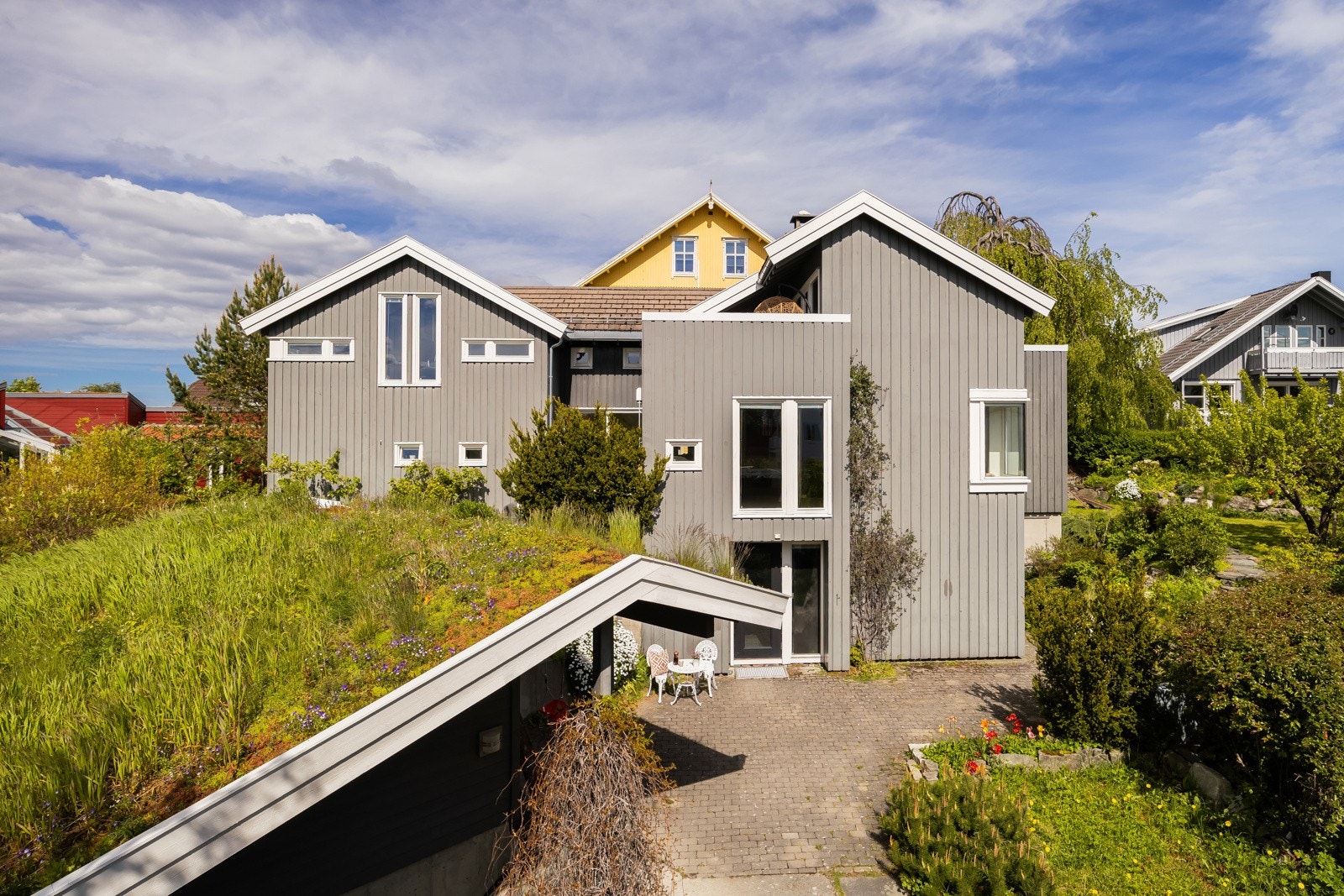 Arkitekttegnet og unik enebolig fra 2004 med svært ettertraktet beliggenhet i en skjermet enveiskjørt allé på Rosenborg. Galleribilde