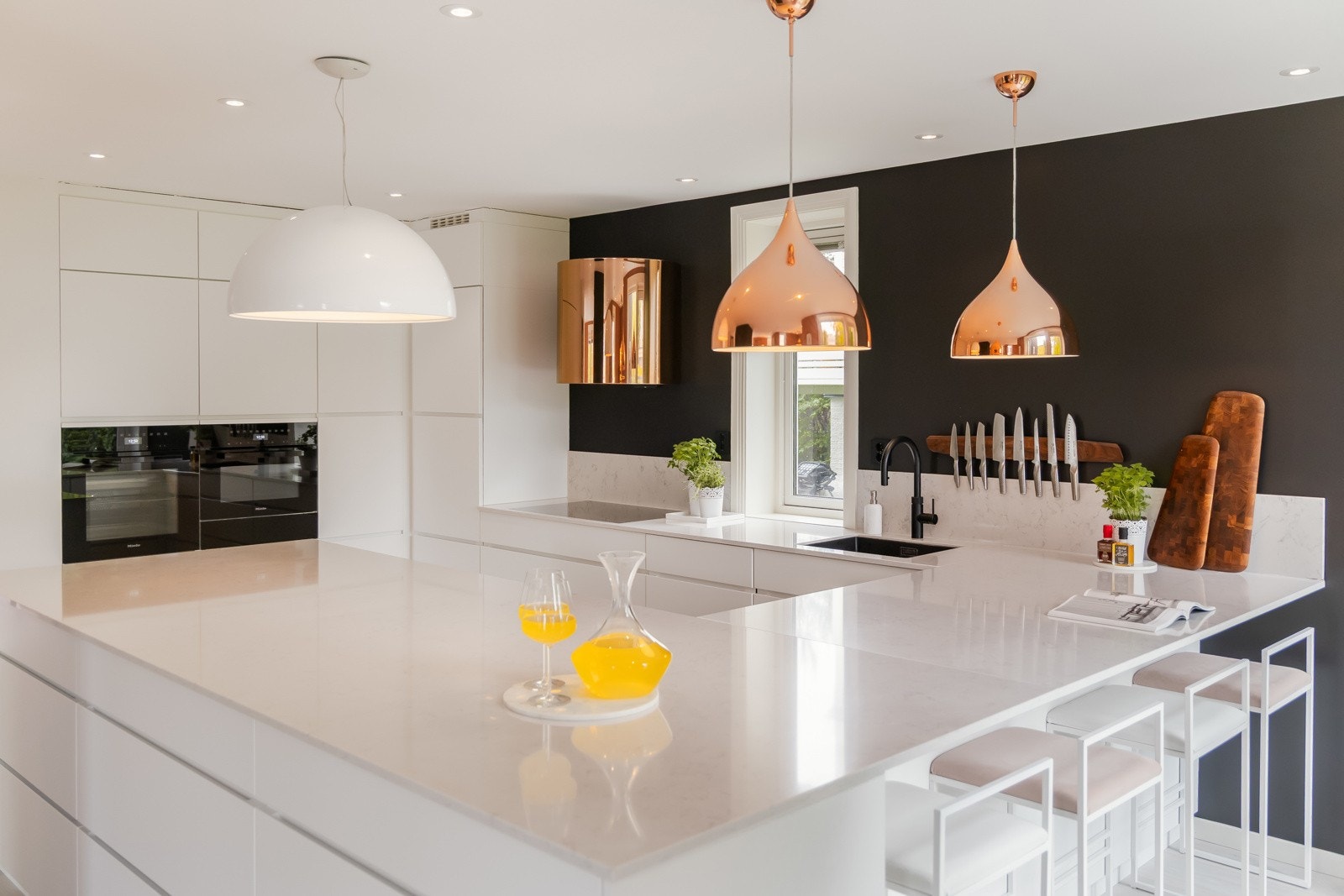 Generøs benkeplass med dobbel bredde mot stueavdelinga, og utnyttet med både ekstra lagring og barløsning. Galleribilde