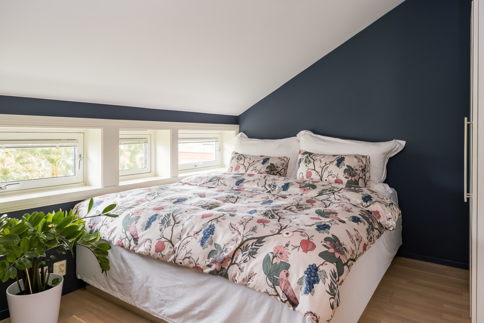 Soverom med god plass på ca. 11 kvm. Galleribilde