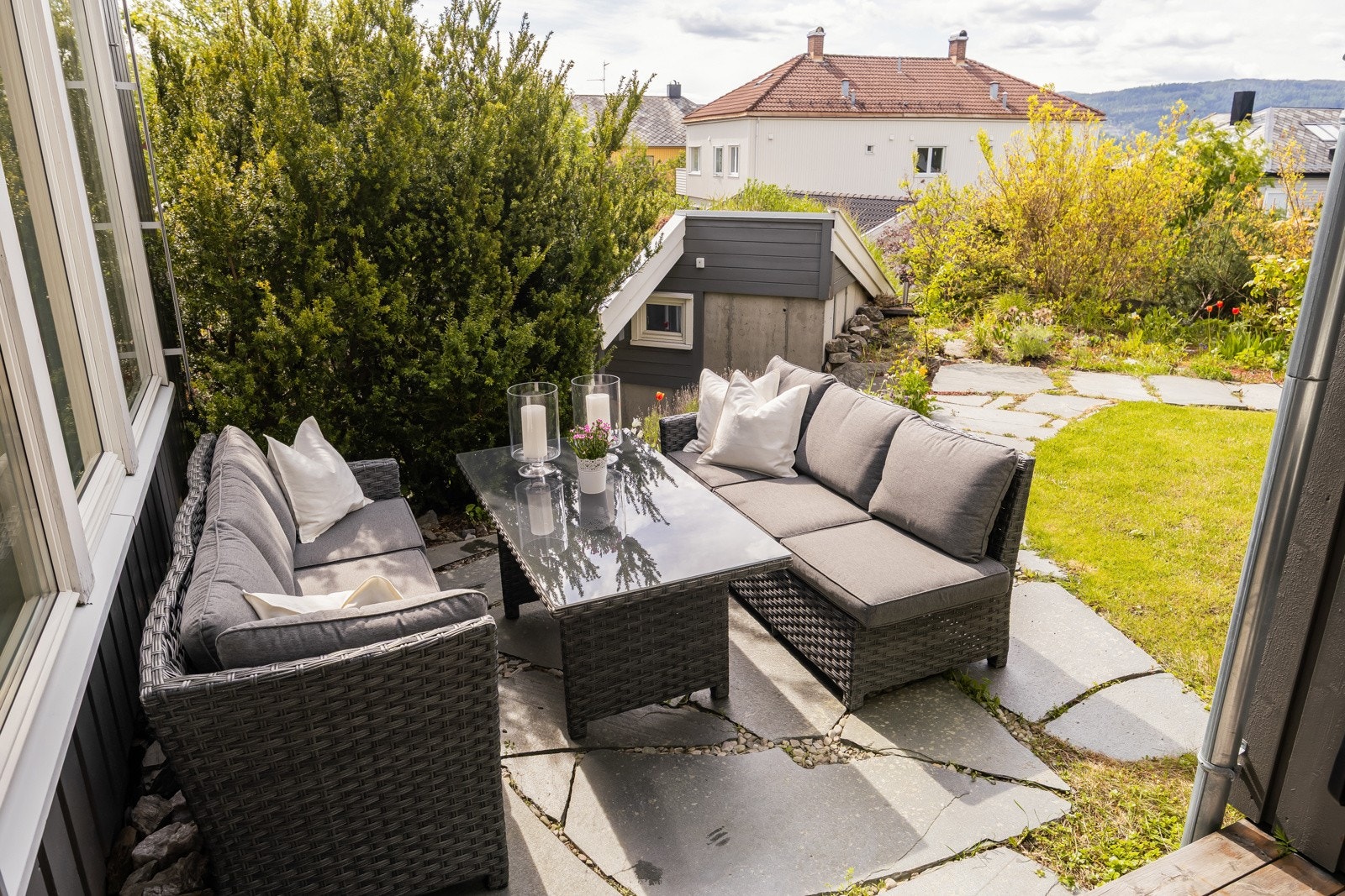 Formen på bebyggelsen gir flere lune sitteplasser både på bakkeplan og på takterrassene. Galleribilde